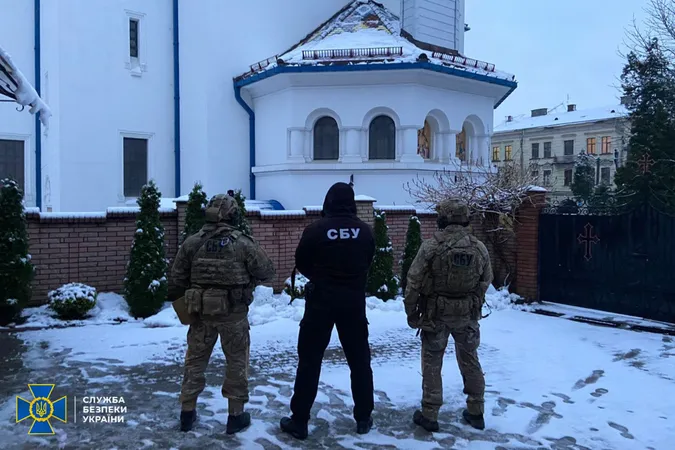 Російські методички та посвідчення окупантів: що СБУ виявила під час обшуків на Буковині