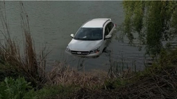 Думала, що вкрали: власниця автівки, що скотилася в ставок, викликала копів (фото)