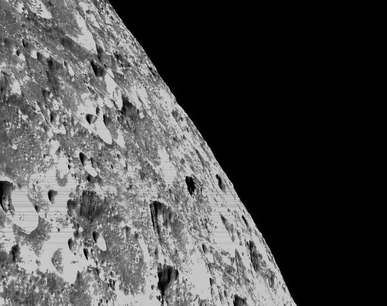 Корабель Orion надіслав фотографії Місяця з близької дистанції (фото)