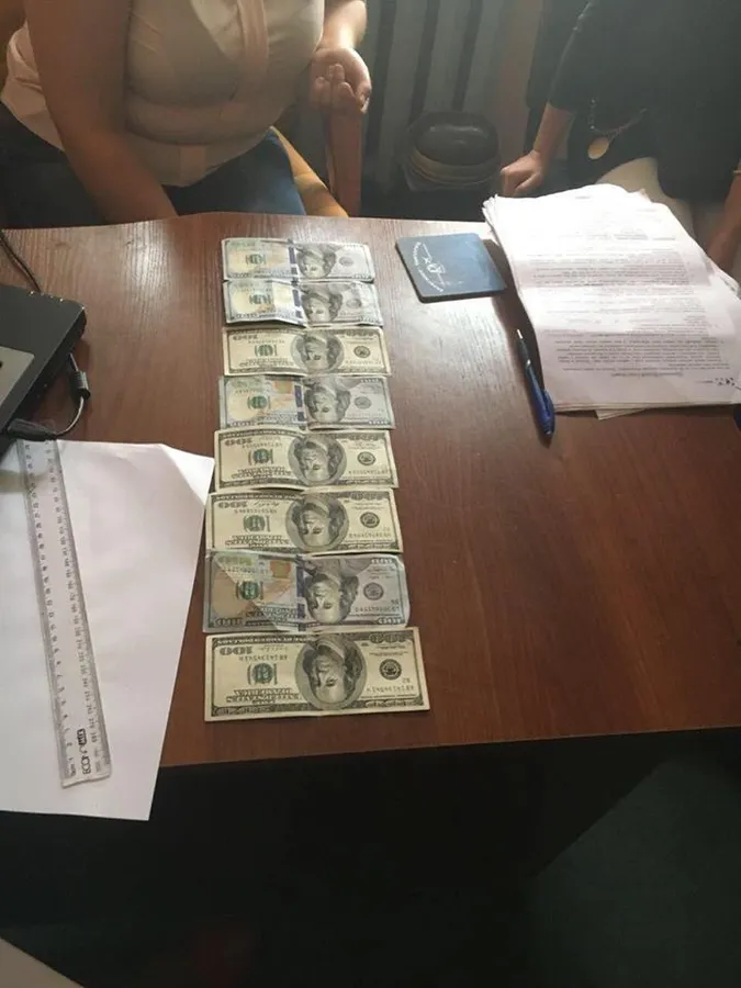 На Волині юристку затримали через 1000 доларів (фото)