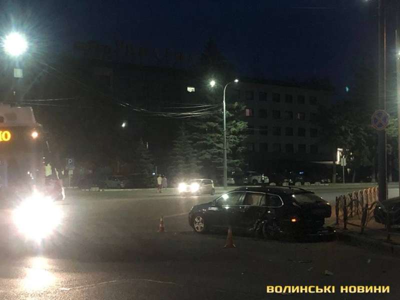 У центрі Луцька – аварія: стукнулись легковик та маршрутка, водій якої був п'яним (фото)