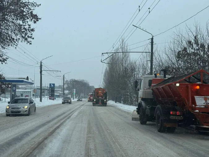 Луцьк замело: на дороги вивели 16 снігоприбиральних машин