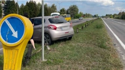 Біля Луцька п'яна водійка пошкодила дорожнє огородження (фото, відео)