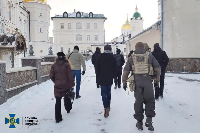СБУ проводить обшуки у Почаївській лаврі УПЦ «МП» (фото)