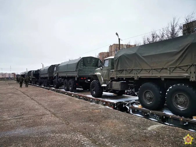 До Білорусі прибув новий ешелон із російською технікою (фото, відео)