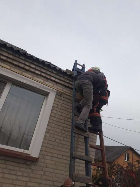 Не міг злізти: волинські рятувальники зняли з даху чоловіка (фото)
