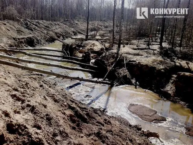Штучна водойма, де старателі працювали помпами