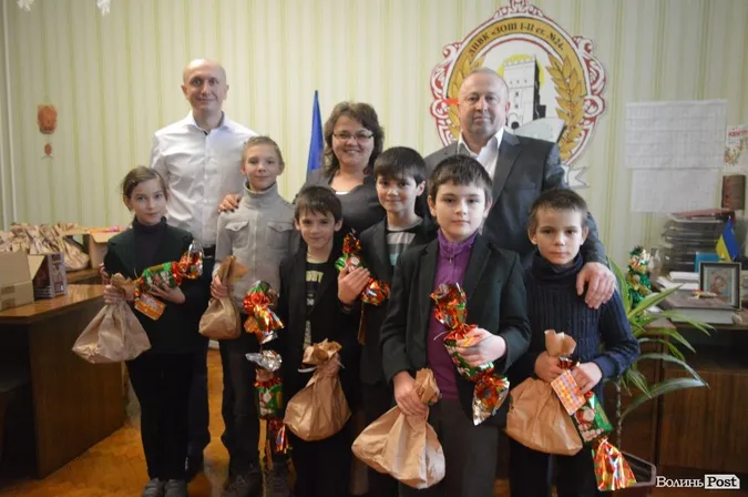 Маленьким лучанам подарунки роздавали два Миколаї (фото)
