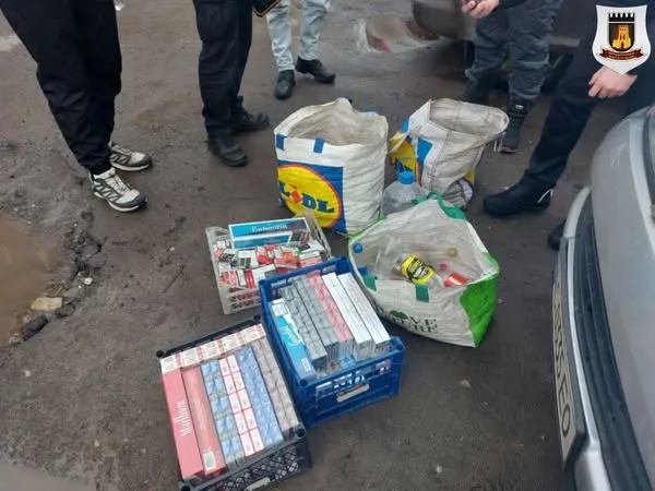 Повні сумки пійла: у Луцьку біля ринку зловили продавчиню сурогату (фото)