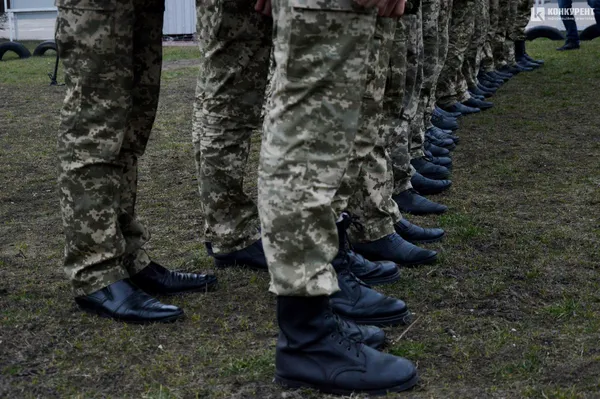 Дубинки, АК та шоломи: луцькі ліцеїсти відвідали військову частину Нацгвардії (фото)