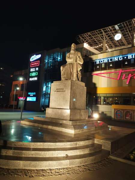 У Луцьку підсвітили пам’ятники Грушевському та Лесі Українці (фото)