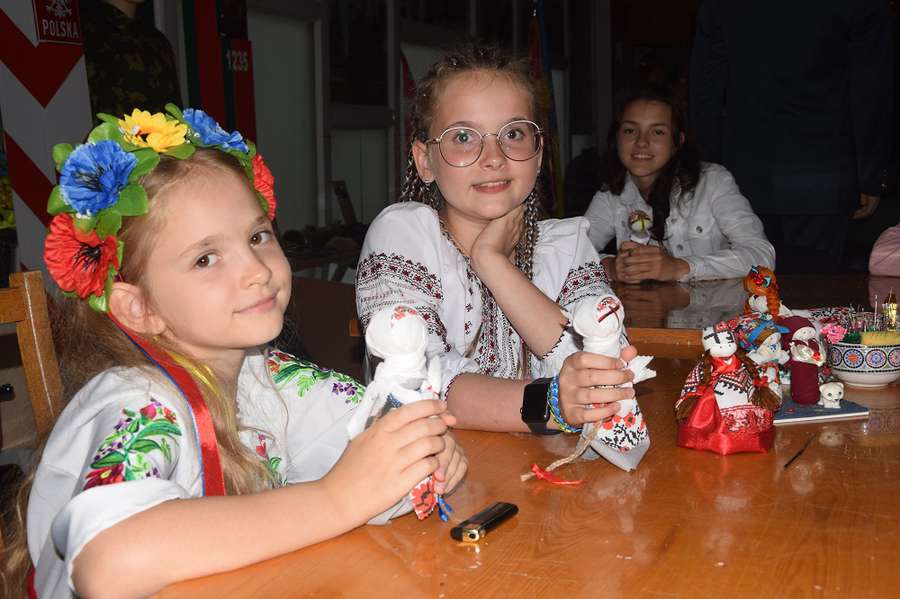 Діти луцьких прикордонників вчилися робити ляльку-мотанку