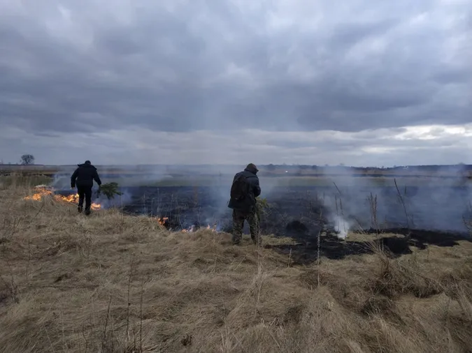 На Волині піймали чоловіка, який палив суху траву