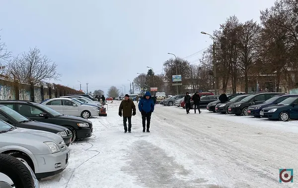 Господарі луцького авторинку. Хто збирає «вершки» і що йде у бюджет