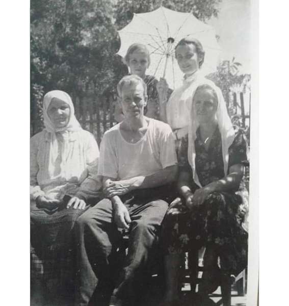 У першому ряді бабуся Олександра Митрофанівна, батько Кузьма Йосипович, 1957 рік, Єйськ. Тут і далі, крім зазначеного, фото з родини Маловиць