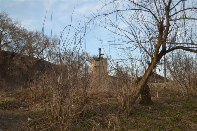 У «Старому місті» берег річки Стир забруднений сміттям (фото)
