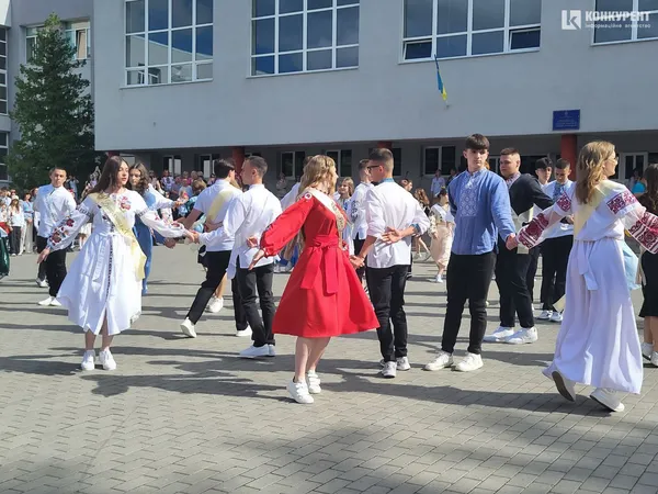 «Бо ми – люди-титани»: як у Луцькому ліцеї №10 танцювали випускний вальс (фото, відео)