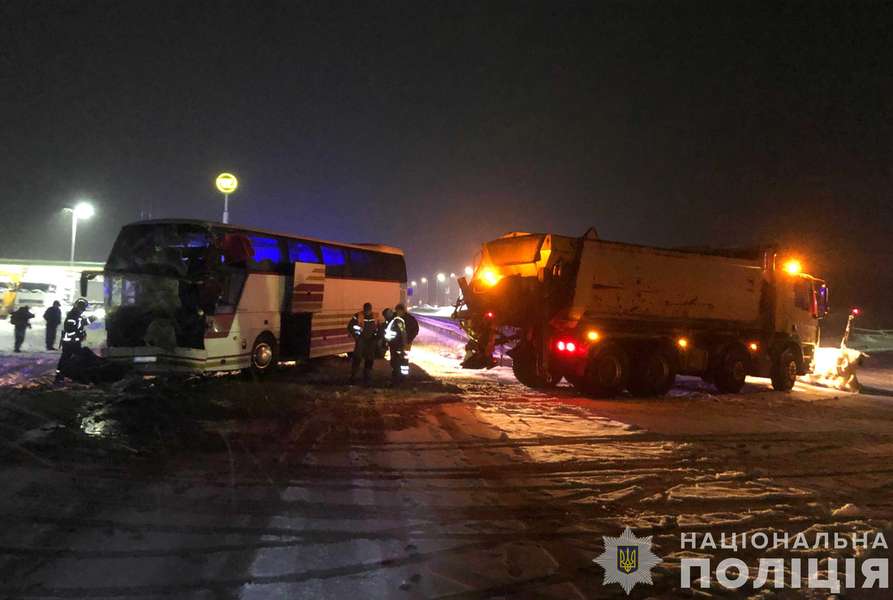 Двоє постраждалих: на Волині зіткнулися вантажівка та автобус (фото)