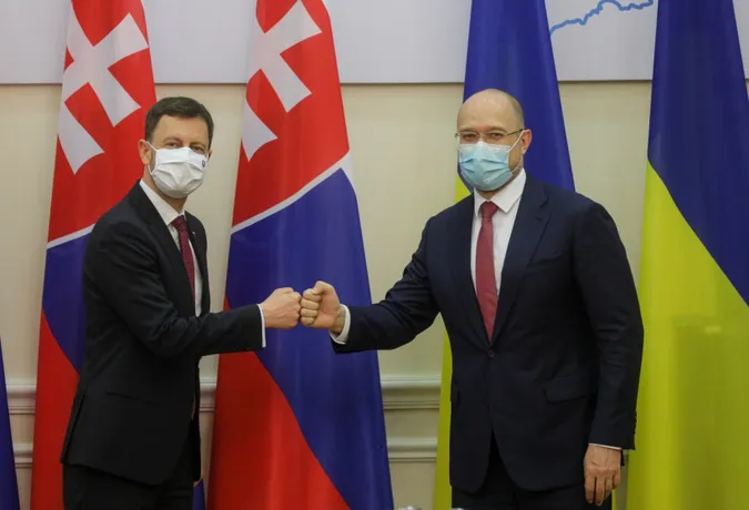COVID-19: Словаччина виділить Україні 600 тисяч євро на вакцину