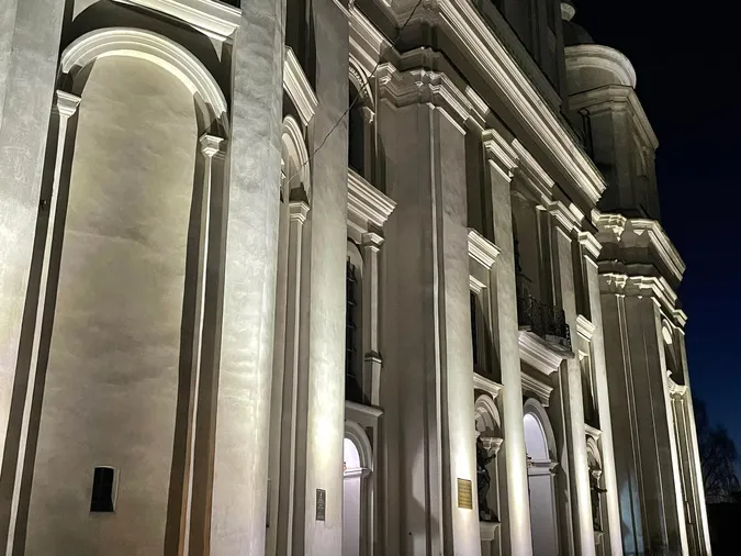 У Луцьку підсвітили старий костел: як він виглядає (фото)