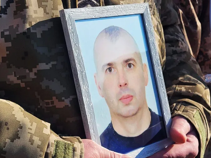 Понад рік вважався зниклим безвісти: у Ковелі попрощалися з воїном Миколою Петровським (фото)