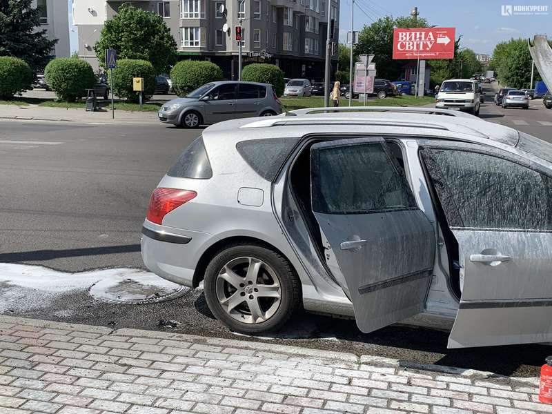 У Луцьку на Київському майдані горіло авто (фото)