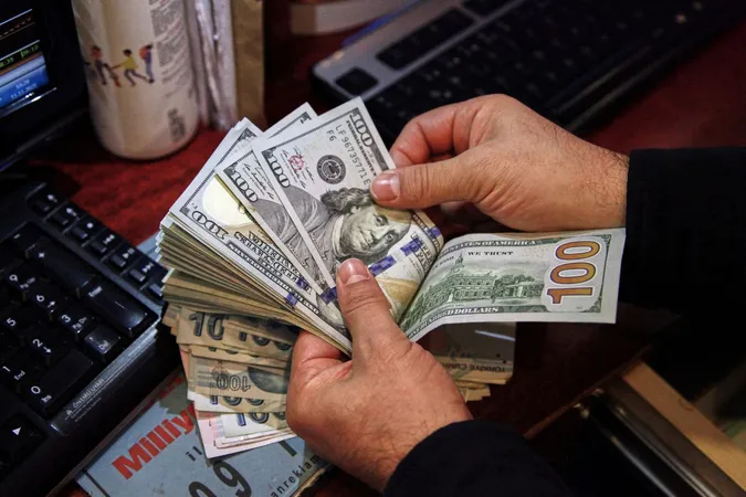 Українці зможуть безлімітно купувати долар по 36 гривень, але є нюанс