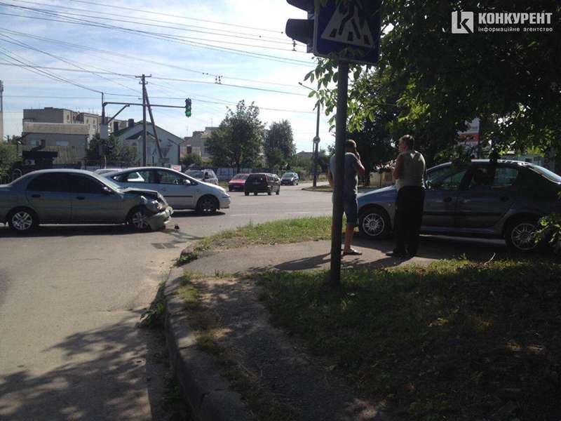 ДТП у Луцьку: внаслідок зіткнення автомобіль винесло на тротуар