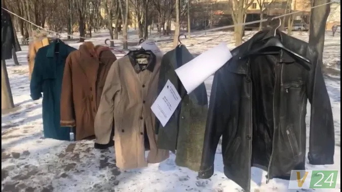 У луцькому парку безкоштовно роздають одяг