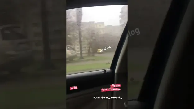ДТП у Луцьку: кросовер злетів з дороги (відео)