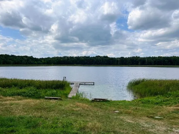 Піщані береги і кришталева вода: на Волині є озеро, де можна і покупатися, і зловити щуку (фото)