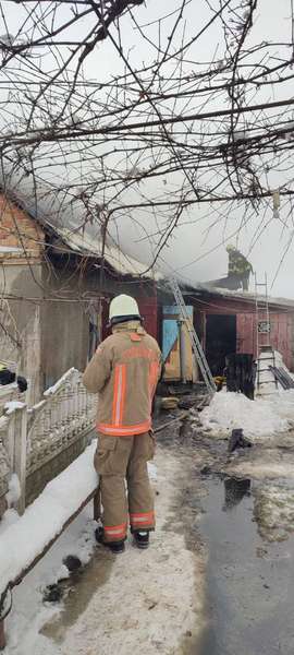 У Луцькому районі рятувальники разом з пожежниками-добровольцями гасили вогонь у будівлі (фото)