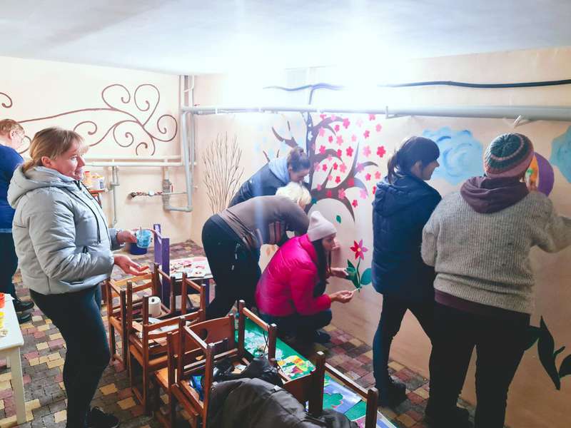 Вихователі Підгайцівської громади намалювали казку у новому укритті (фото)