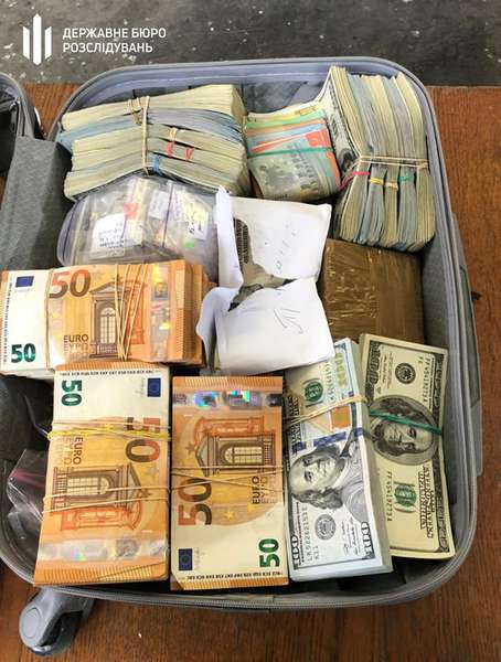 Український дипломат хотів вивезти через «Ягодин» купу золота і валюти (фото)