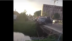 У Камені-Каширському авто знесло огорожу мосту і повисло над річкою (відео)