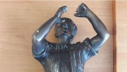 Відбиті руки і без ніг: знайшли скульптуру викраденого в Луцьку кликуна (фото)