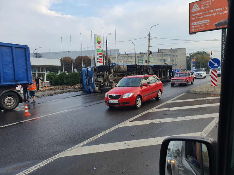 На Дубнівському перехресті в Луцьку перекинулася вантажівка з буряками (фото, відео)