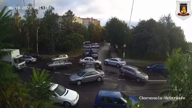 У Луцьку на перехресті ВАЗ в'їхав у «мазду» (відео)