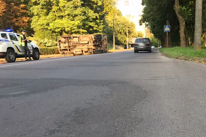 Внаслідок перекидання ЗІЛа з колодами у Луцьку постраждали діти (фото)