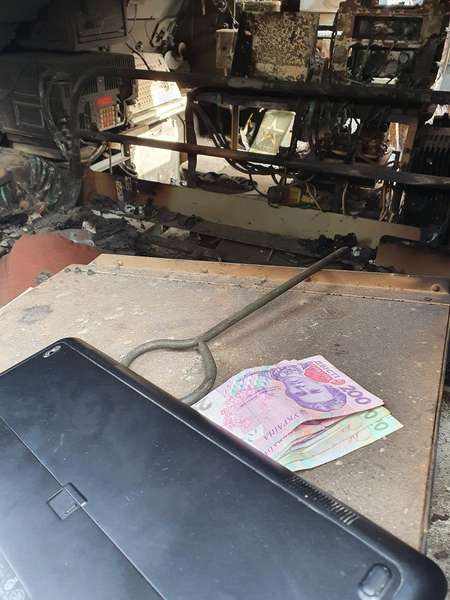 Українські захисники захопили ворожий БТР, в якому були крадені ноутбуки та гроші