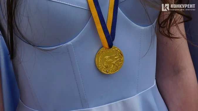 Як у Луцьку випускникам вручали медалі (фото)