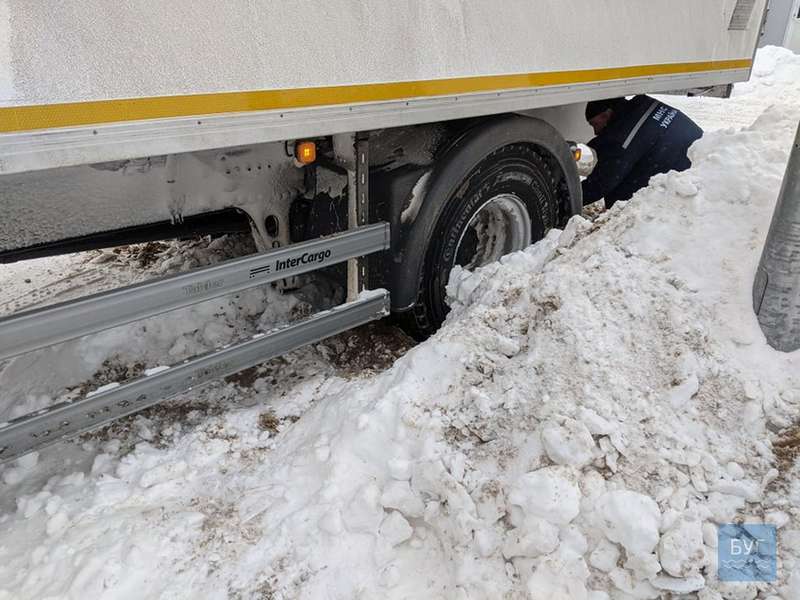 У Володимирі зіткнулися два авто і застрягла у снігу вантажівка (фото)