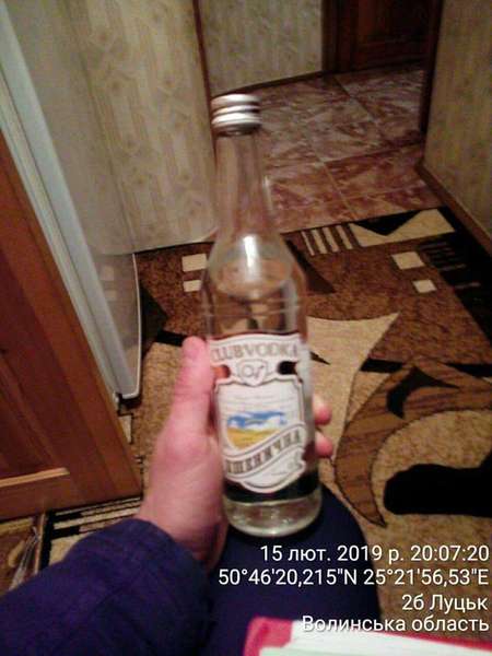 У Луцьку муніципали покарали підпільного торговця алкоголем (фото)