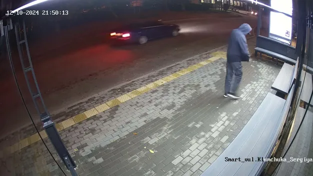 У Луцьку невідомий вкрав з «розумної» зупинки блоки живлення (відео)