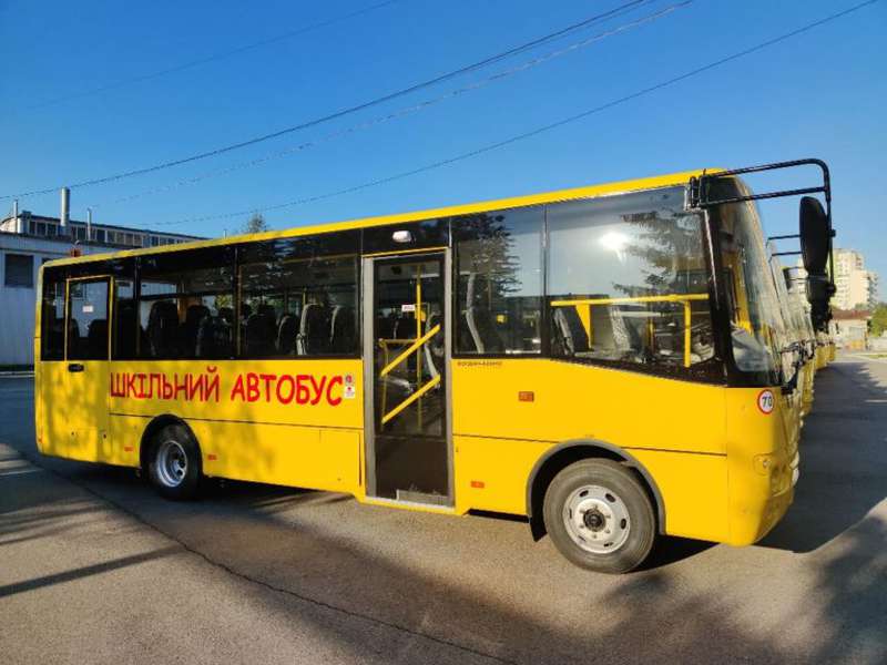Рівненські учні їздитимуть до школи новими автобусами (фото)