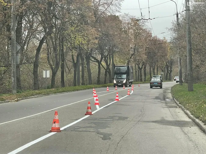 У Луцьку малюють нову розмітку на вулиці Глушець (фото)