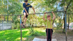 У Луцьку діти самостійно облаштували спортивний майданчик, щоб займатись воркаутом (фото, відео)