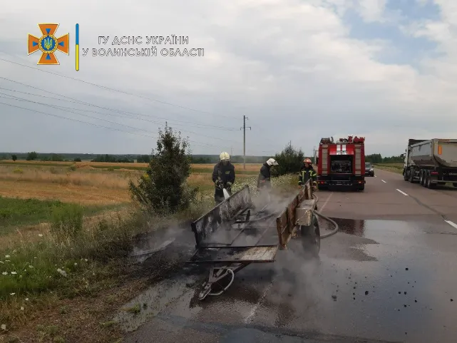 На Волині згоріли трактор, причіп і 4 тонни соломи (фото)