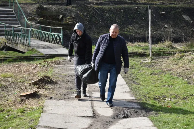 У Луцьку почистили берег Сапалаївки та висадили там клени (фото)