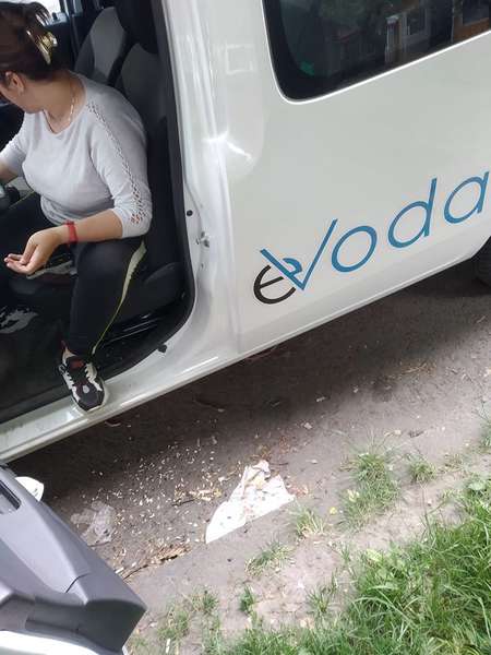 Жінка за кермом службового авто в Луцьку смітила і хамила (фото)